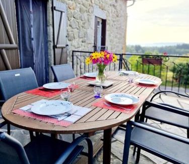 Estaing House | Charming Le Casimir: Family & Pet-Friendly Retreat in Estaing