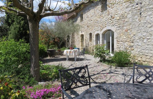 Laragne-Monteglin Bed & Breakfast | Guest Rated 10/10: Le Castelet-Arzeliers with Pool & Breakfast