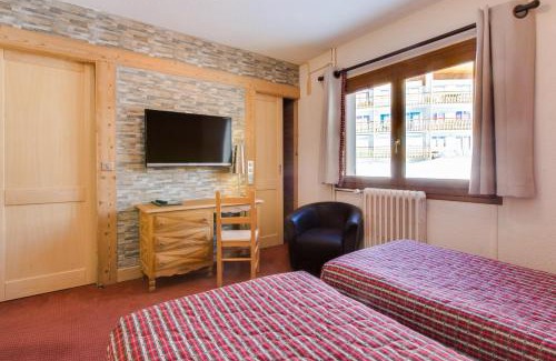 Viel-Alpe Hotel | Discover Le Castillan: Family-Friendly Getaway with Hot Tub