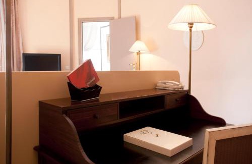 Cannes City Centre Hotel | Discover Le Cavendish: 4-Star Comfort with Family-Friendly Amenities