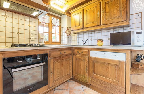 Chindrieux House | Discover LE CELLIER DES CARABINS with Scenic Lake Views