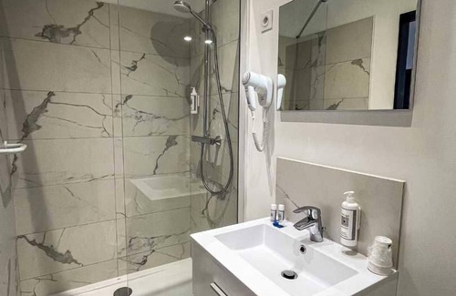 Balaruc-les-Bains Hotel | Discover LE CENTRAL Hôtel Bar Restaurant - Rated 8.4/10