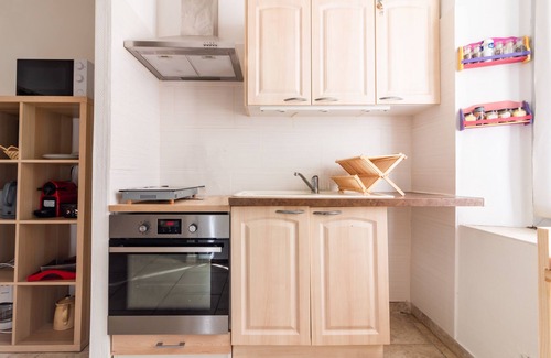 Carcassonne Apartment | Spacious Le Cerisier des 4 Chemins with Spa & Breakfast