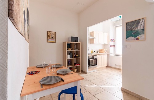 Carcassonne Apartment | Spacious Le Cerisier des 4 Chemins with Spa & Breakfast
