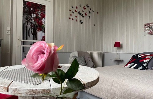 Saint-Laurent-des-Vignes Bed & Breakfast | Discover Le Châlet des Vignes: Eco-Friendly Retreat with Pool