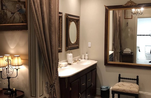 Saint-Jean-Baptiste Bed & Breakfast | Elegant Le Château du Faubourg B&B with Breakfast Included