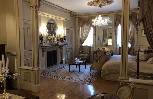 Saint-Jean-Baptiste Bed & Breakfast | Elegant Le Château du Faubourg B&B with Breakfast Included