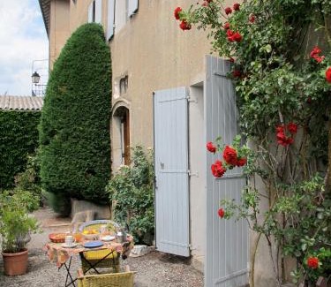 La Roche-des-Arnauds Bed & Breakfast | Family-Friendly Escape at Le Château with High Guest Ratings