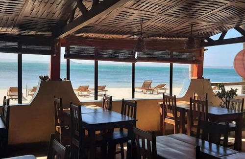 Antsiranana Hotel | Discover Le ch'ti près: Oceanfront Oasis with Breakfast