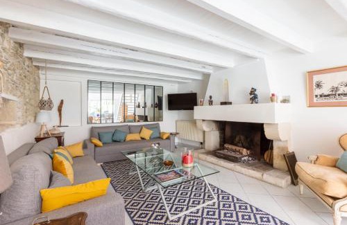 Arceau House | Pet-Friendly Le Chai de La Boirie: 4-Star Retreat with Pool