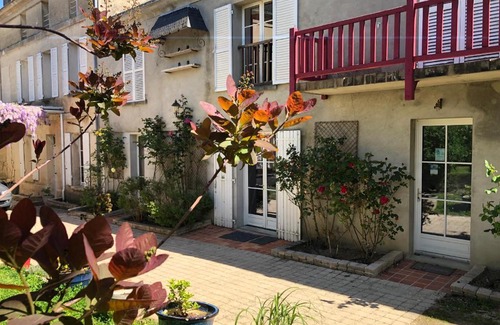 Doue-la-Fontaine Bed & Breakfast | Relax at Le Chai De La Rose: Spa & Oceanfront Retreat