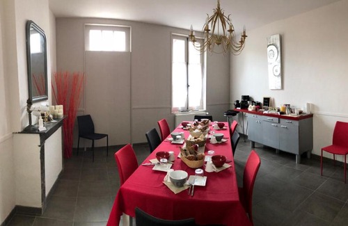 Doue-la-Fontaine Bed & Breakfast | Relax at Le Chai De La Rose: Spa & Oceanfront Retreat