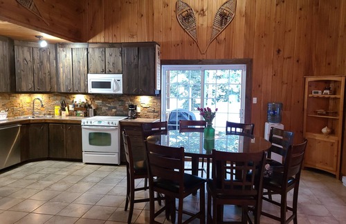 Mauricie Ski Chalet | Le Chalet des Amis du Monde Charming cottage in the heart of nature.