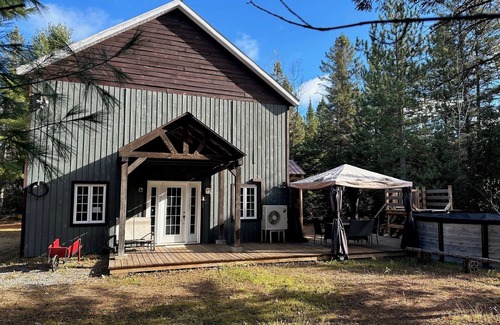 Mauricie Ski Chalet | Le Chalet des Amis du Monde Charming cottage in the heart of nature.