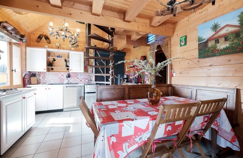Montoldre House | Le Chalet Boisé: Cozy Retreat with Private Garden