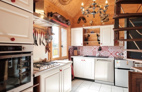 Montoldre House | Le Chalet Boisé: Cozy Retreat with Private Garden