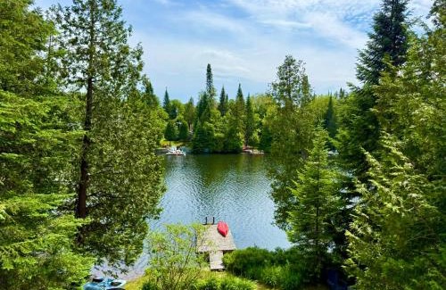 St-Adolphe-d'Howard Ski Chalet | Le Chalet Bleu, spa au bord du lac