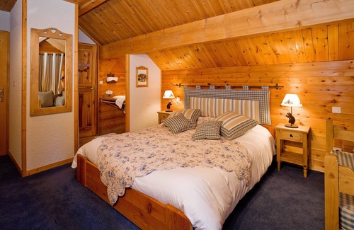 Nevache Hotel | Discover Le Chalet d'en Hô: Spa, Hot Tub & Family-Friendly