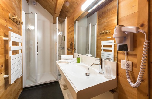 Nevache Hotel | Discover Le Chalet d'en Hô: Spa, Hot Tub & Family-Friendly