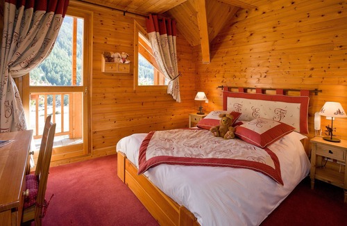 Nevache Hotel | Discover Le Chalet d'en Hô: Spa, Hot Tub & Family-Friendly