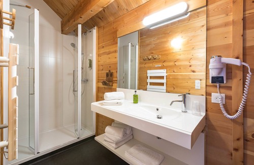 Nevache Hotel | Discover Le Chalet d'en Hô: Spa, Hot Tub & Family-Friendly