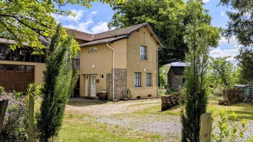 Folles House | Discover Le Chalet des Apiculteurs: Family & Pet Friendly Stay