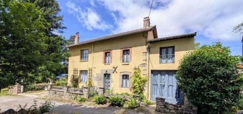 Folles House | Discover Le Chalet des Apiculteurs: Family & Pet Friendly Stay