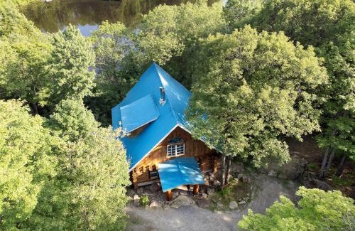 Sainte-Beatrix Ski Chalet | Relaxing Le Chalet Inuksuk - Waterfront Log Cabin Retreat