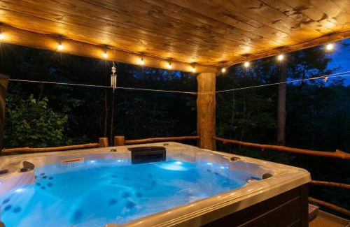 Sainte-Beatrix Ski Chalet | Relaxing Le Chalet Inuksuk - Waterfront Log Cabin Retreat