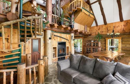 Sainte-Beatrix Ski Chalet | Relaxing Le Chalet Inuksuk - Waterfront Log Cabin Retreat