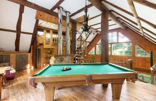 Sainte-Beatrix Ski Chalet | Relaxing Le Chalet Inuksuk - Waterfront Log Cabin Retreat