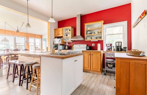 Brebeuf Ski Chalet | Top-Rated Le Chalet Jaune sur la Rouge with Ocean Views