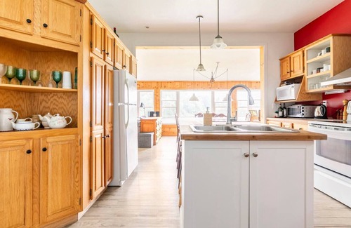 Brebeuf Ski Chalet | Top-Rated Le Chalet Jaune sur la Rouge with Ocean Views