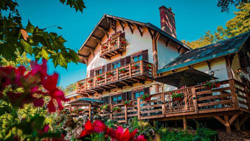 Coulandon Hotel | Cozy Getaway at Le Chalet Montégut with Ocean Views