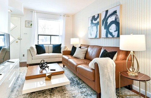 Winnipeg Ski Chalet | Le Chalet: Stylish 4-Bedroom Retreat with Hot Tub & Pool