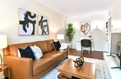 Winnipeg Ski Chalet | Le Chalet: Stylish 4-Bedroom Retreat with Hot Tub & Pool