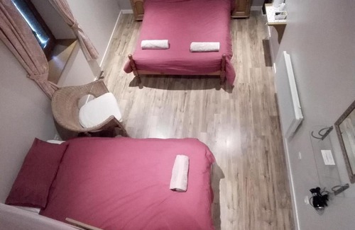 Treban Bed & Breakfast | Cozy Le Champ Bouchon - Family-Friendly Stay with Hot Tub