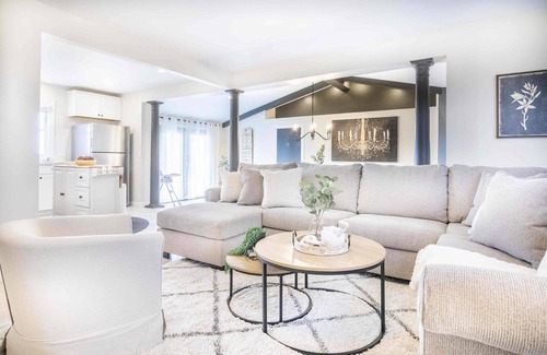 Williamstown House | Experience Le Chandelier: Pool, Spa & Nature Awaits