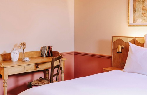 Saint-Ouen Hotel | Discover Le Charmant: Family-Friendly with Delicious Dining