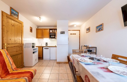 La Giettaz Apartment | Scenic Getaway at Le Chemin des Alpages with Spa & Breakfast