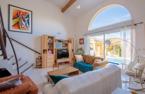 Montpeyroux House | Le Chemin des Faysses - Vue montagne et piscine