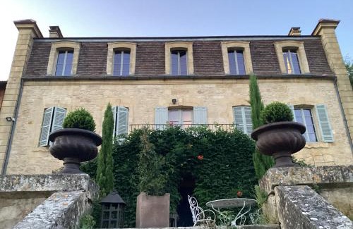 Vezac Bed & Breakfast | Oceanfront Retreat at Le Clos de l’Âne Dentelle - Rated 9.8