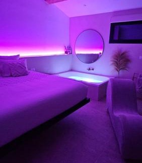 Aubagne Hotel | Indulge at Le Clos des Délices - Love Room with Hot Tub