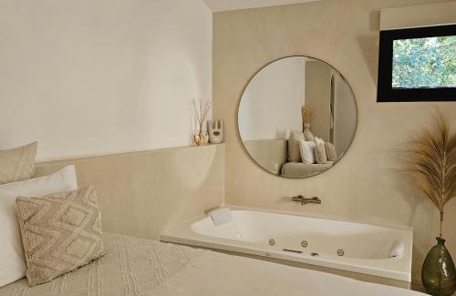Aubagne Hotel | Indulge at Le Clos des Délices - Love Room with Hot Tub