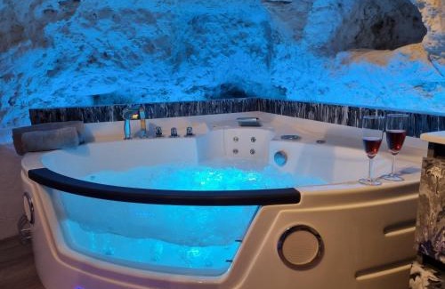 Amboise House | Experience Le Clos des Violettes with Hot Tub & 9.8 Rating