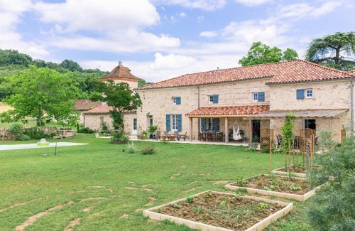 Saint-Jean-de-Thurac Bed & Breakfast | Charming Retreat at Le Clos Saint-Jean with Pool Access