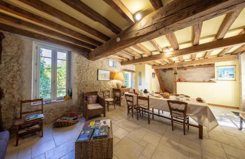 Clery-Saint-Andre Bed & Breakfast | Discover Le Clos Tilia: Family-Friendly with Top Amenities