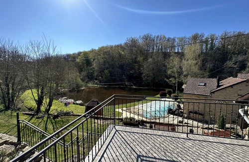 Saint-Hilaire-la-Treille Cottage | Unforgettable Stay at Le Cottage with Lake Views & Breakfast