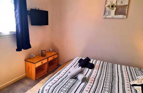 Beauvais Apartment | Le Cocon Beauvaisien - Central Stay with TV & High-Speed Wifi