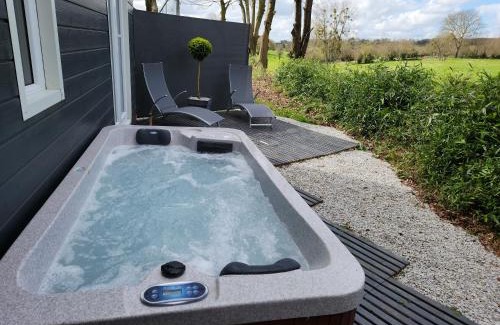 Saint-Jean-d'Elle House | Relaxing Tiny House with Hot Tub - Rated 10/10 by Guests